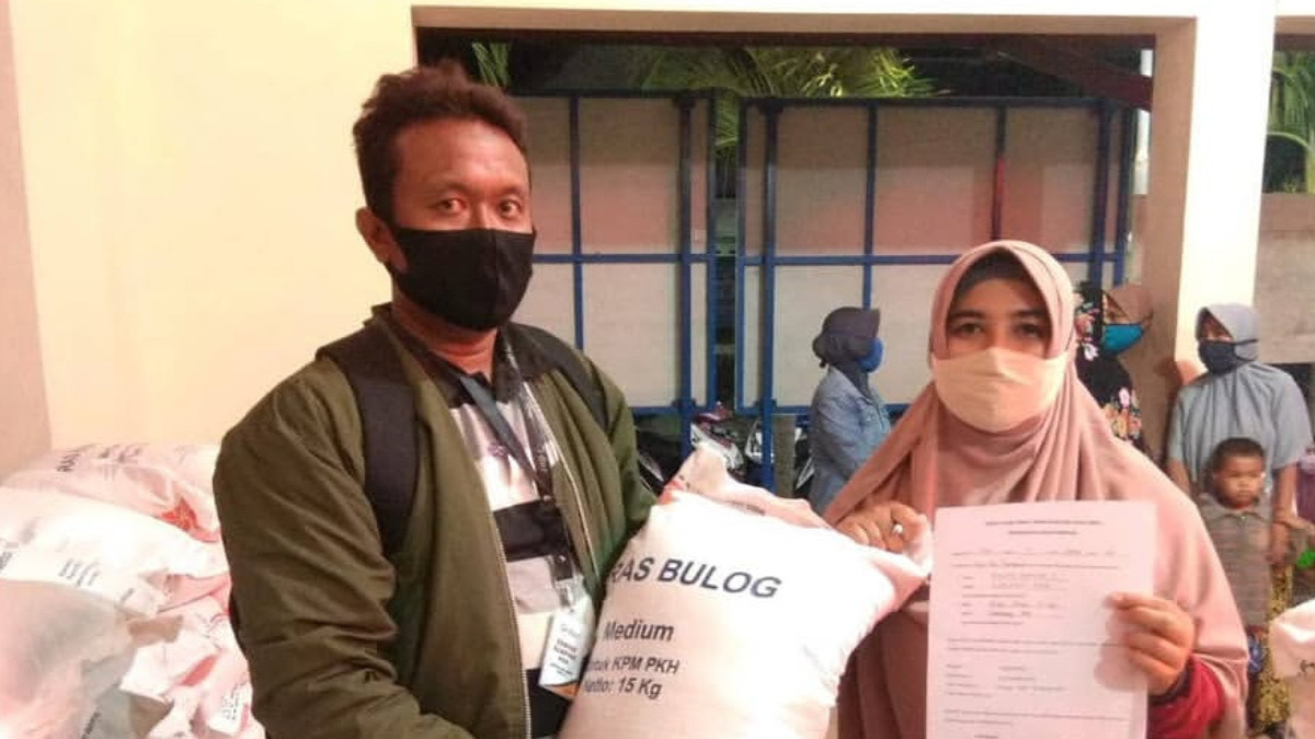 Ilustrasi penyaluran bansos tambahan pangan beras.