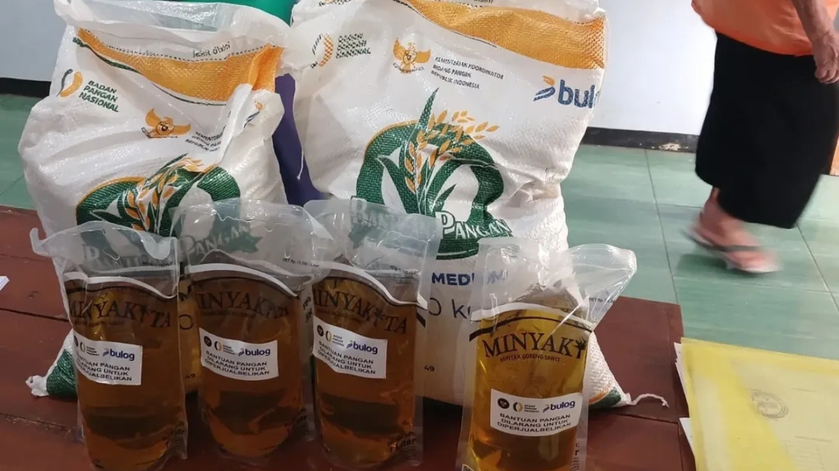 Ilustrasi bansos pangan beras dan minyak goreng 