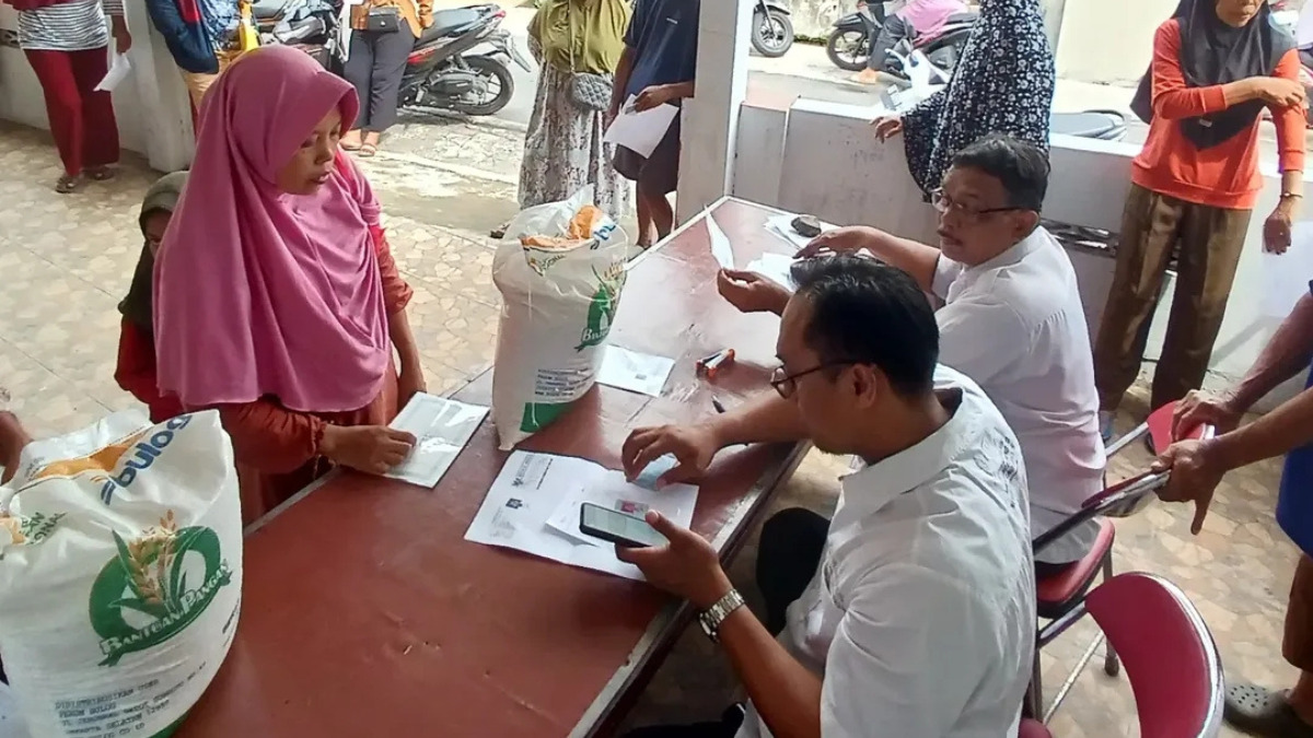 Ilustrasi KPM mengambil bansos tambahan pangan berupa beras.