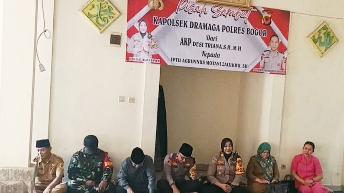 AKP Desi Triana menyerahkan jabatan Kapolsek Dramaga kepada Iptu AM Zaluku. Sementara Desi dipindahtugaskan menjadi Kapolsek Megamendung.