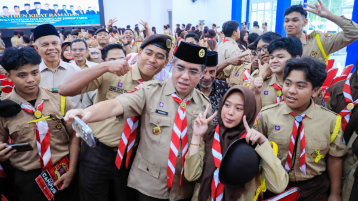 Menaker Yassierli berswafoto setelah menutup kegiatan Pesantren Kilat (Sanlat) Ramadhan bagi Praja Muda Karana (Pramuka) Penegak dan Pandega se-Jabodetabek di Bekasi.