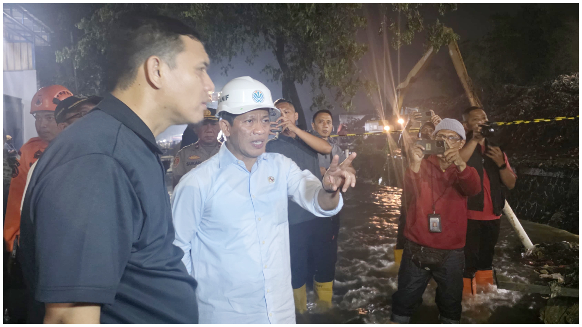 Menteri LH Hanif Faisol saat meninjau lokasi longsor gunungan sampah di TPST Bantargebang.