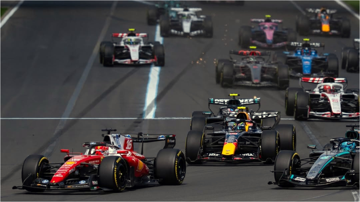 Para pembalap F1 sedang bersaing menuju finis lebih dulu.
