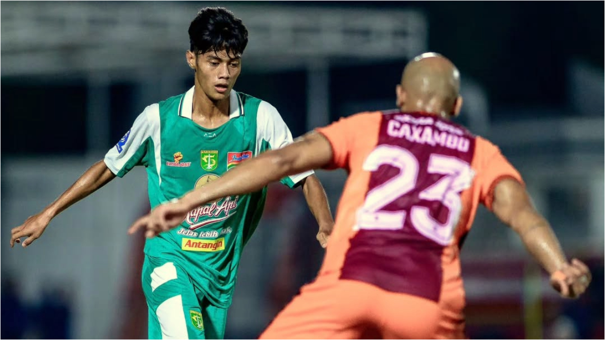 Pemain Persebaya Surabaya saat mencoba melewati pertahanan&nbsp;Borneo FC.