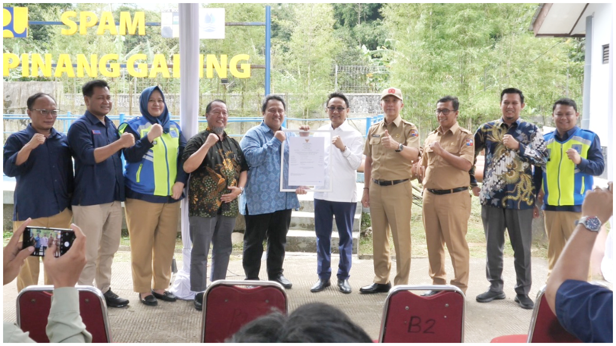 Penyerahan sertifikat halal kepada Perumda Tirta Pakuan di fasilitas&nbsp;SPAM Cipinang Gading, Kelurahan Mulyaharja, Kecamatan Bogor Selatan, Kota Bogor.