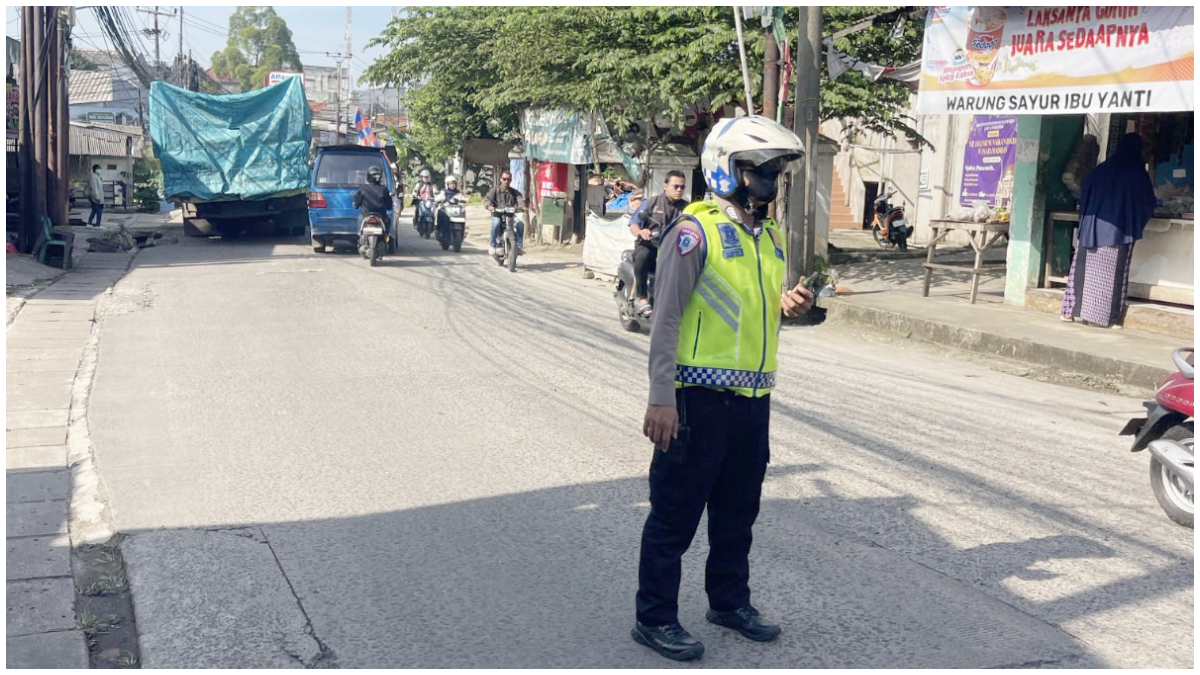 Petugas Kepolisian Polsek Cinere Kota Depok melakukan sistem buka tutup di lokasi truk tronton amblas Selasa 10 Maret 2026 siang.