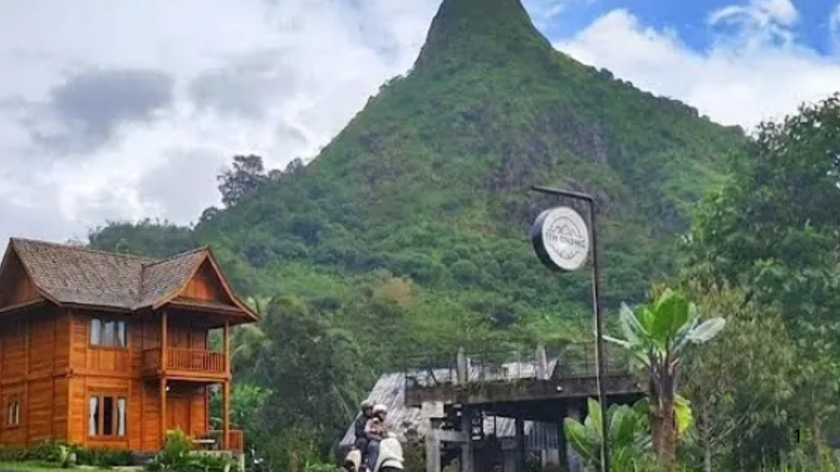 Panorama Warung Teh Oneng di kawasan Gunung Batu, Bogor.