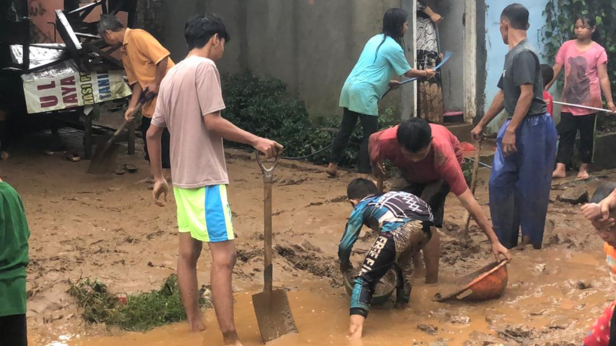 Warga gotong royong membersihkan lumpur bekas banjir di Katulampa, Kecamatan Bogor Timur, Kota Bogor.