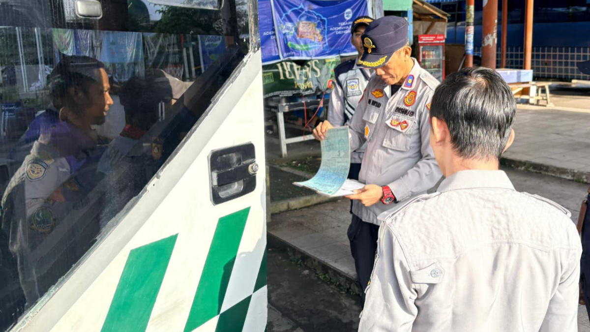 Petugas Dinas Perhubungan (Dihub) Kabupaten Bogor saat melakukan pengecekan bus jelang mudik Lebaran.
