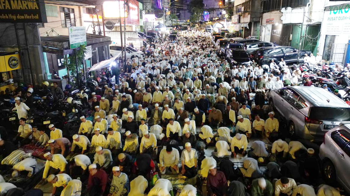 Pantauan udara suasana jemaah memadati kawasan Masjid An Nur Empang Kota Bogor, Selasa, 10 Maret 2026. 