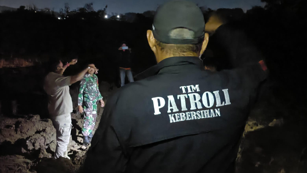 Petugas saat meninjau lokasi pembuangan limbah B3 di Gunung Putri, Kabupaten Bogor.