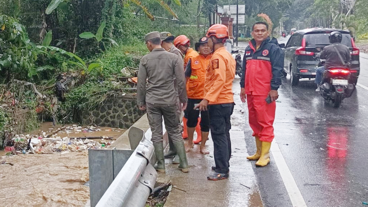 Jalan Raya Bukit Sentul yang sempet terendam akibat luapan Kali Cipaeh, Kecamatan Babakan Madang, Kabupaten Bogor, Selasa, 10 Maret 2026.