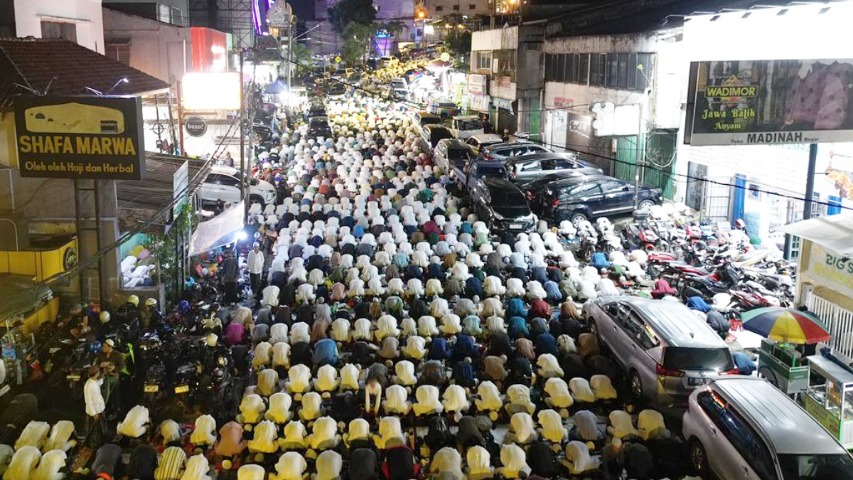 Suasana jemaah yang memadati kawasan Masjid An Nur Empang Kota Bogor, Selasa, 10 Maret 2026 malam.
