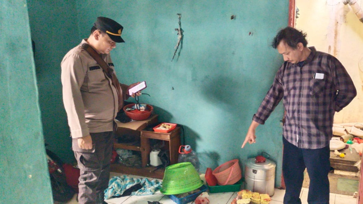 Polisi saat mengecek lokasi ledakan tabung gas elpiji di Bojongsari, Kota Depok.