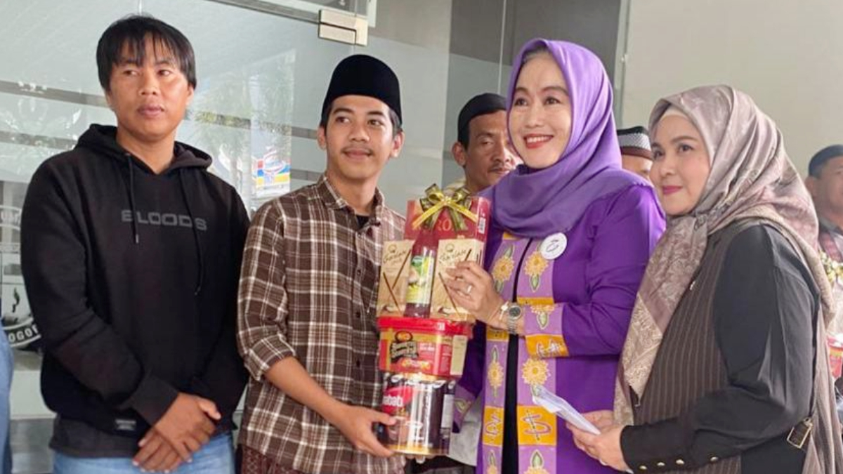 Ketua Panitia Ngabuburit Bareng Alisa Dewi Puspasari saat memberikan bantuan hari raya ke guru ngaji.