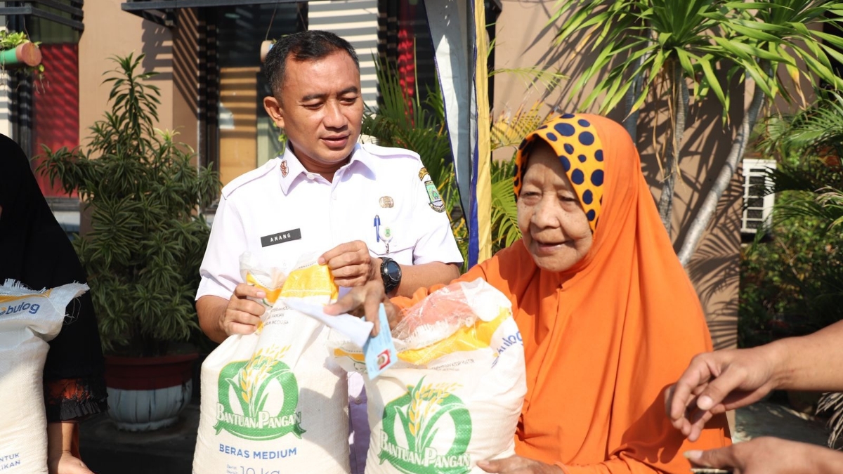 Ilustrasi penyaluran bansos tambahan pangan kepada KPM.