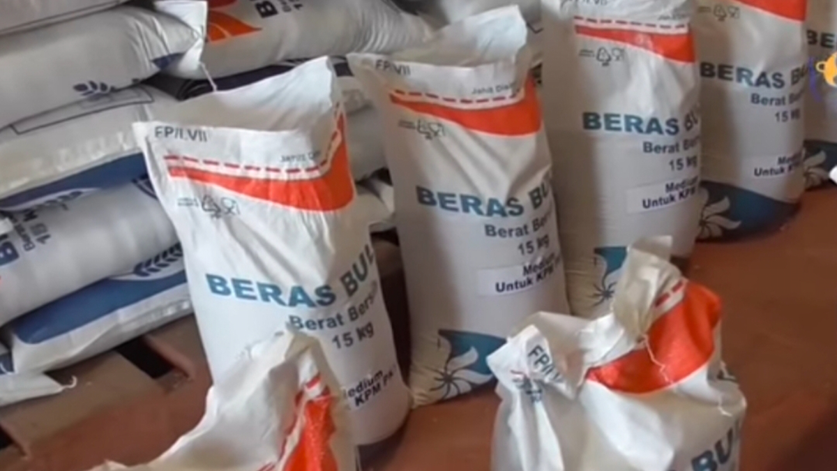 Ilustrasi penyaluran bansos pangan beras 20 kg per KPM.