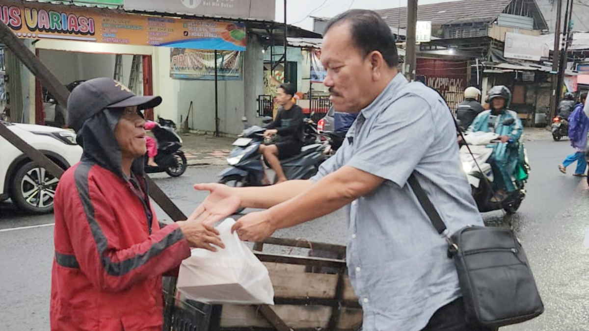 Gapensi Kabupaten Bogor membagikan takjil di depan kantor yang berlokasi di&nbsp;Jalan Raya Sukahati, Cibinong, Rabu, 11 Maret 2026 sore.