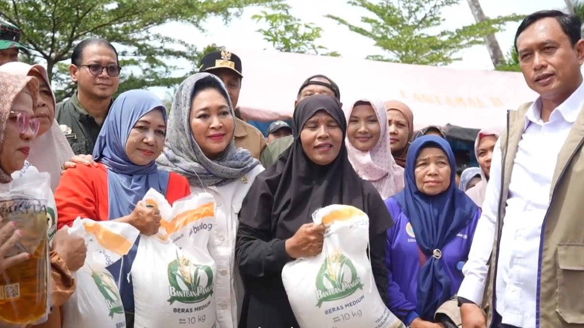 Ilustrasi penyaluran bansos berupa bantuan pangan beras dan minyak goreng