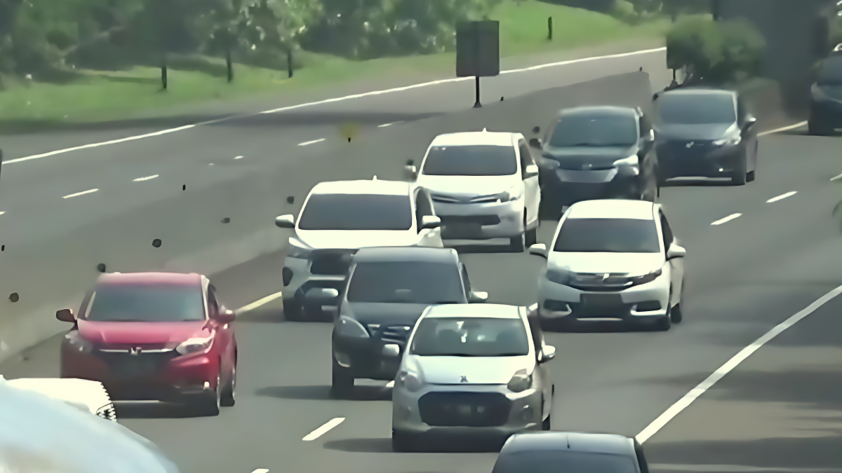 Jelang mudik Lebaran, arus kendaraan mulai padat.