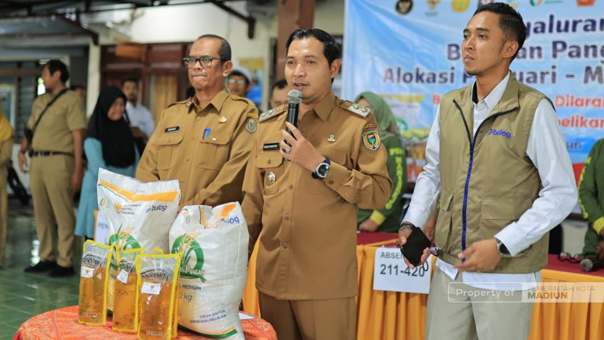 Penyaluran bansos beras dan minyak goreng di Kota Madiun