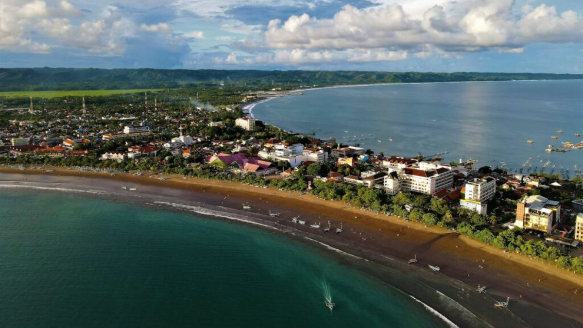 Pantai Pangandaran, salah satu tempat wisata yang menarik di Jawa Barat untuk libur lebaran.