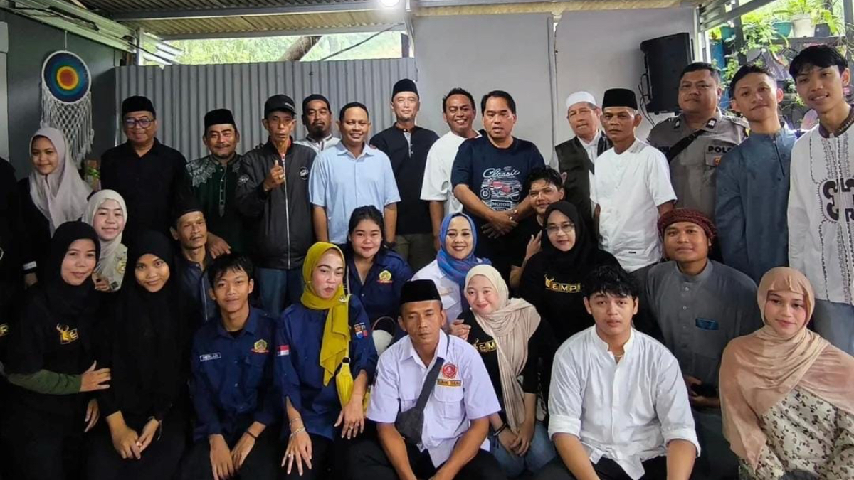 Foto bersama Karang Taruna Sempur Kota Bogor setelah menggelar kegiatan Ramadhan.