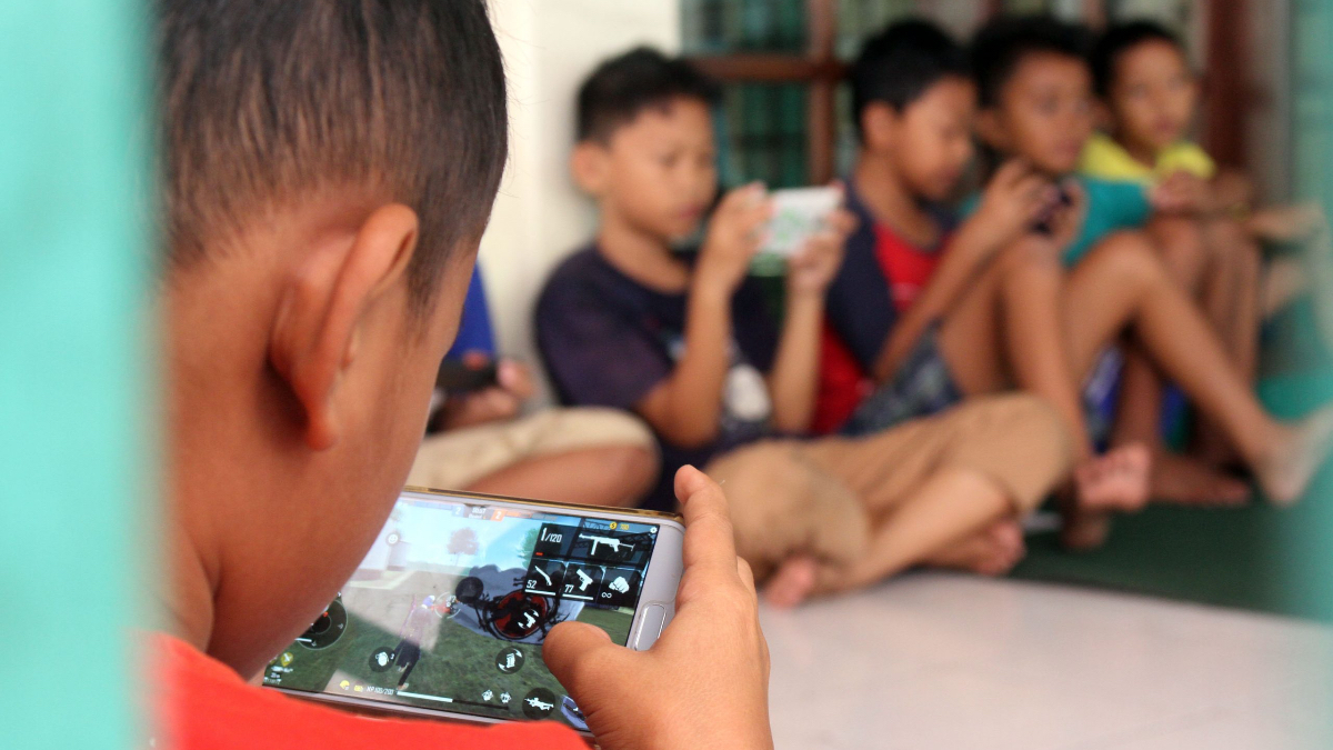 Ilustrasi anak bermain gadget ditengah maraknya pembatasan medsos.