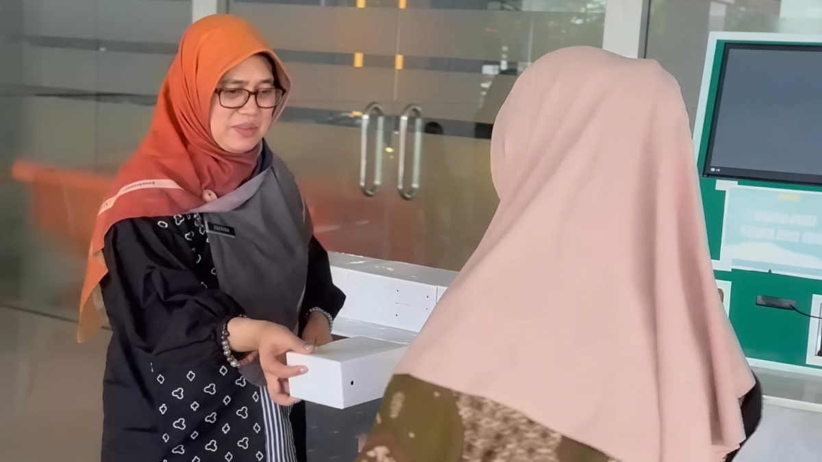 Bagi-bagi takjil Ramadhan di RSUD R. Moh. Nor Nur Leuwiliang Bogor.