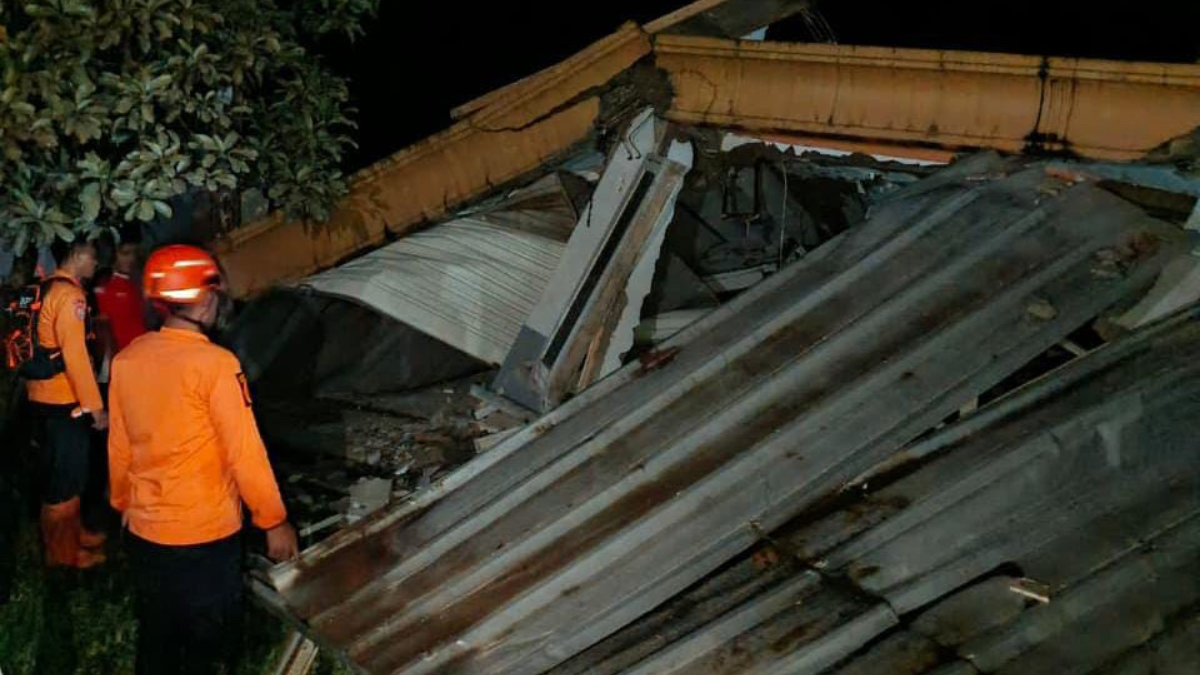 Petugas BPBD saat membantu penanganan rumah ambruk di Sukaraja, Bogor.