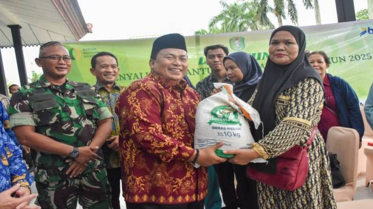 Ilustrasi penyaluran bansos pangan beras kepada KPM.