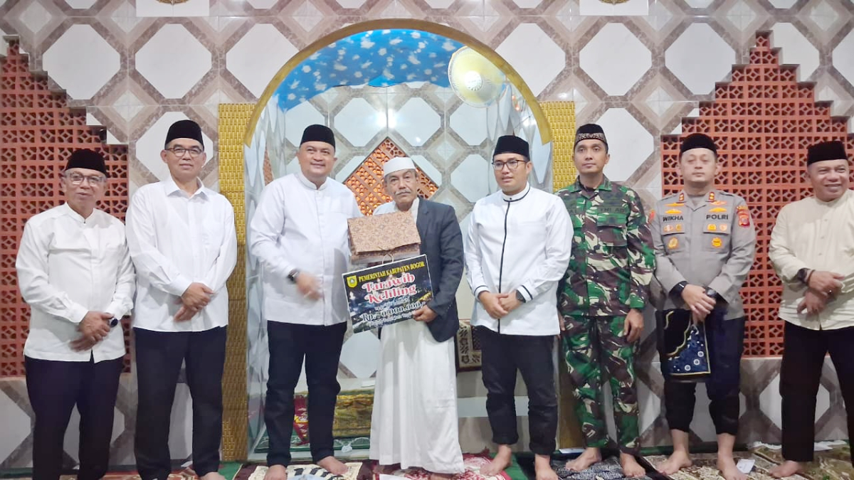 Bupati Bogor Rudy Susmanto bersama Forkopimda melaksanakan sholat tarawih di Masjid Al-Futuhiyah, Babakan Madang, Kabupaten Bogor, Rabu, 11 Maret 2026 malam.
