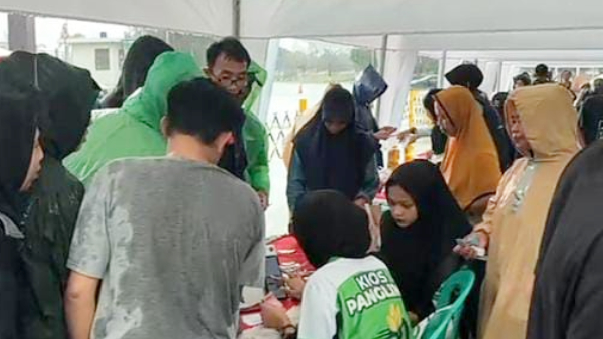 Polres Bogor menggelar gerakan pangan murah di Pakansari Cibinong.