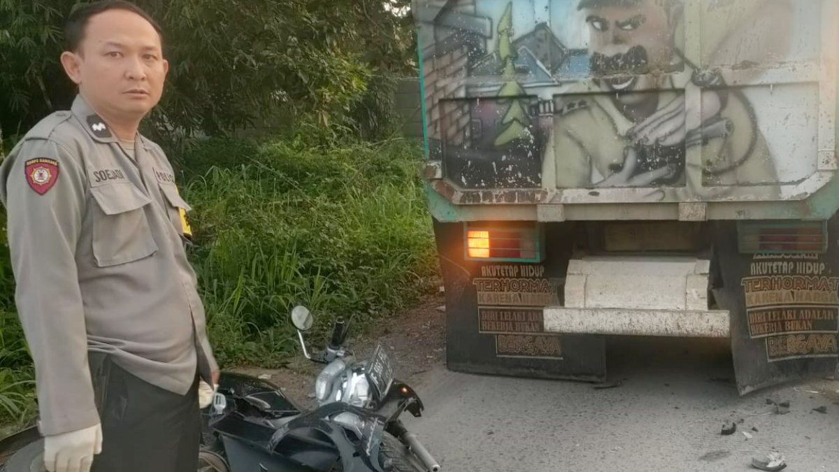 Polisi di lokasi pengendara motor yang menabrak truk yang terparkir di sisi Jalan Uluarang, Desa Cipinang, Rumpin, Kabupaten Bogor, Rabu, 11 Maret 2026.