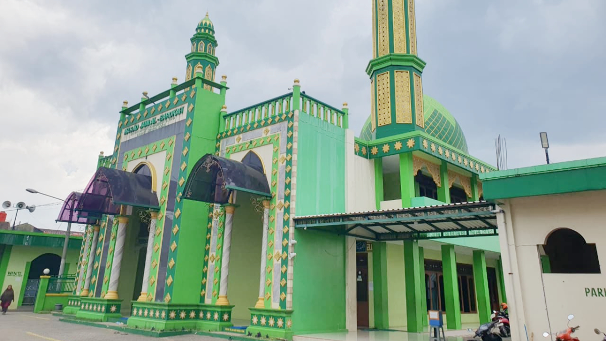 Masjid Jami Al-Barokah berlokasi di Sukahati, Kecamatan Cibinong, Kabupaten Bogor.