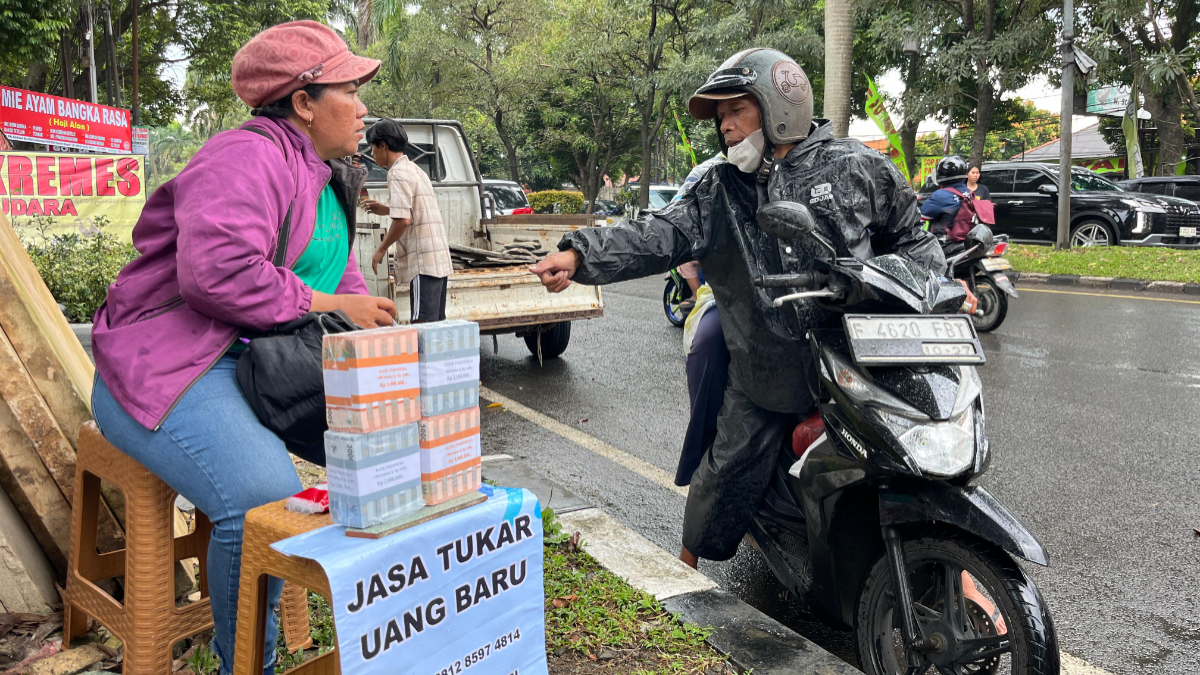 Salah satu jasa penukaran uang di Jalan Abdullah bin Nuh Kota Bogor.