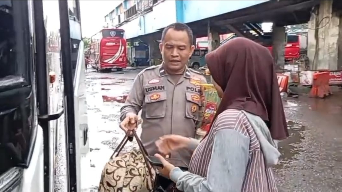 Petugas Polsek Babakan Madang saat mengantar ibu hamil ke Terminal Baranangsiang, Kota Bogor untuk pulang ke Purwokerto.
