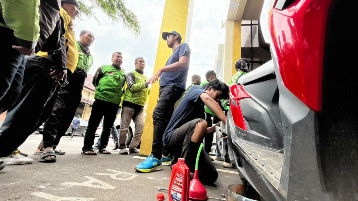 Driber ojol saat mengikuti kegiatan ganti oli gratis di Mako Polresta Bogor Kota.