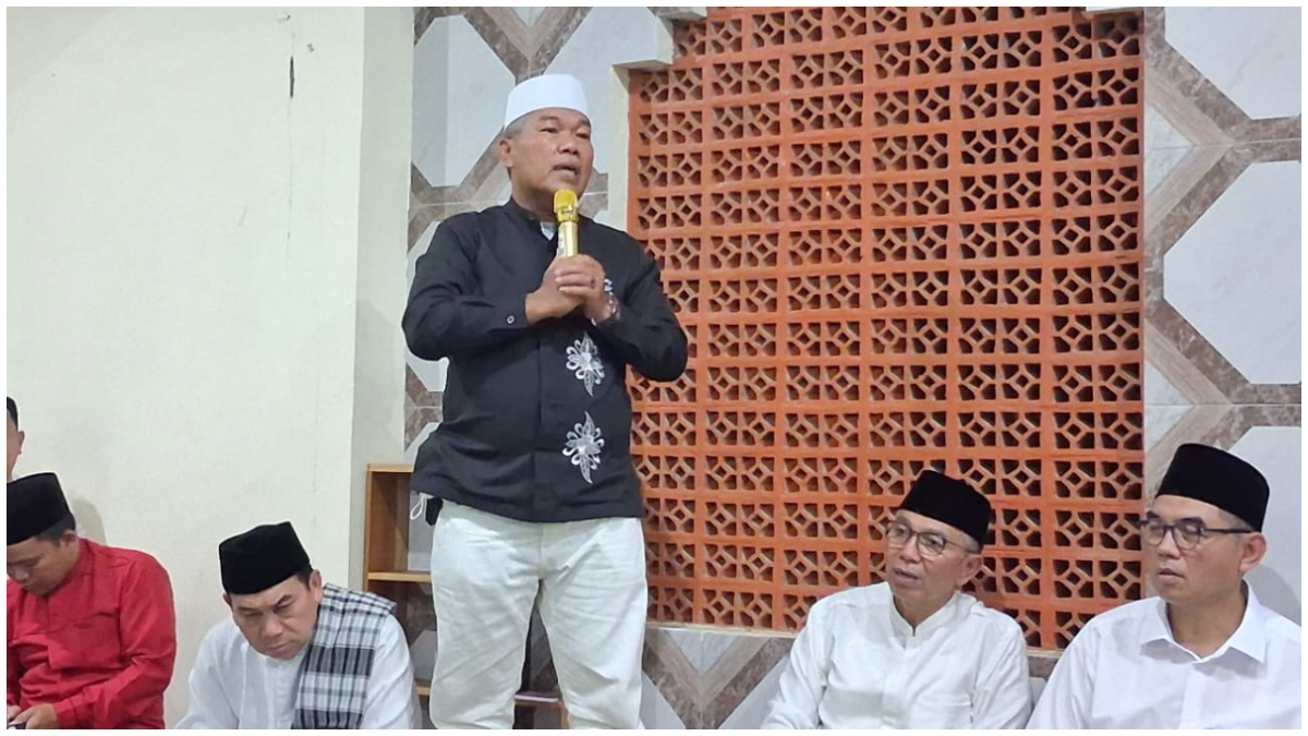 Camat Babakan Madang, Raden Makmun Nawawi ketika menyampaikan sambutan saat tarawih keliling di Masjid Al-Futuhiyah.