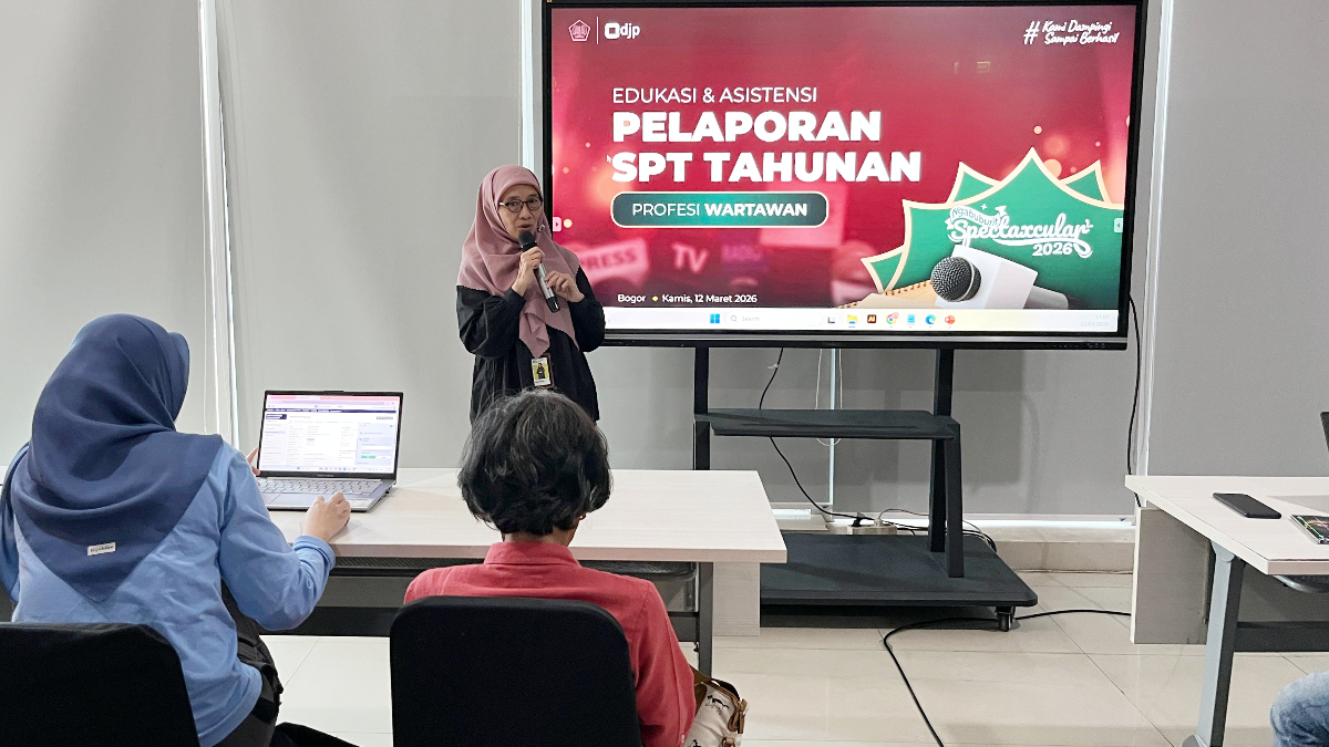 Kepala Bidang Penyuluhan, Pelayanan, dan Hubungan Masyarakat (P2Humas) Kanwil DJP Jawa Barat III, Resti Idawati saat memberi sambutan di sosialisasi pelaporan SPT tahunan.