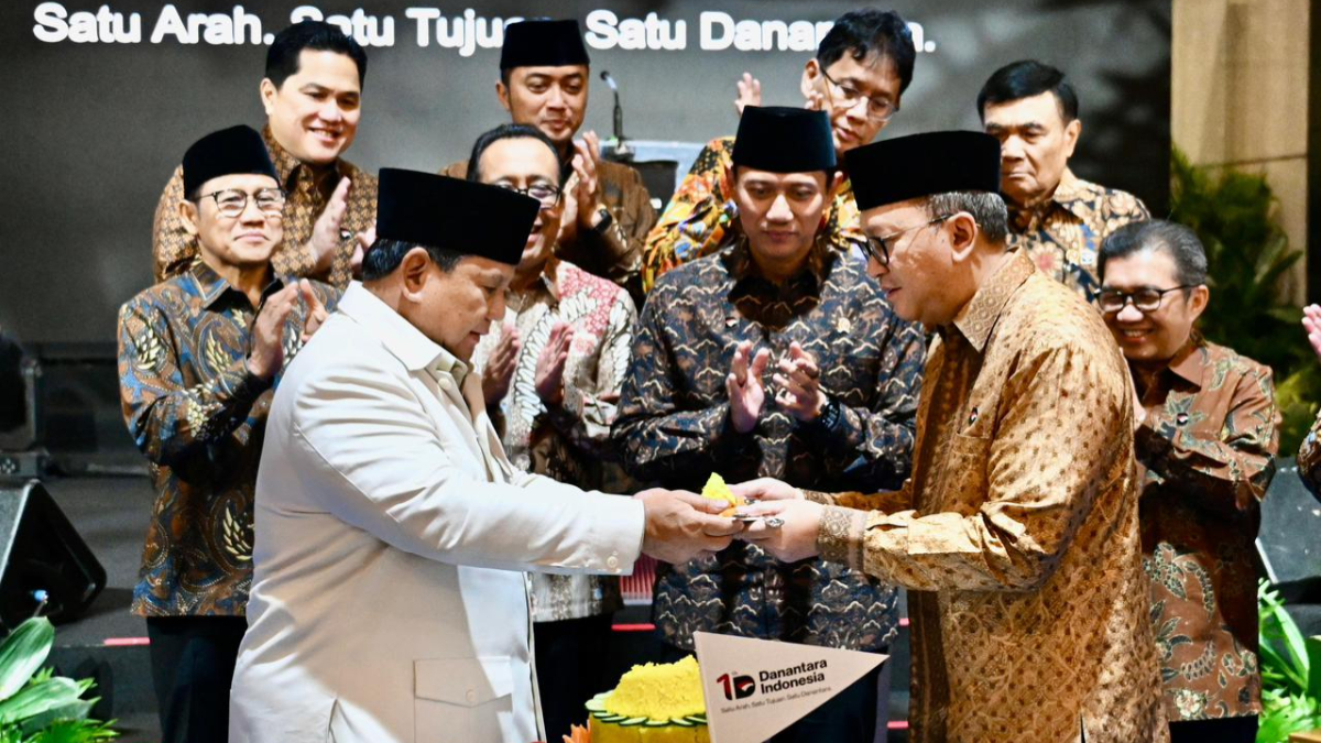 Presiden Prabowo Subianto bersama&nbsp;CEO Danantara Indonesia&nbsp;Rosan Roeslani saat hadir dalam acara syukuran 1 tahun Danantara di Jakarta.