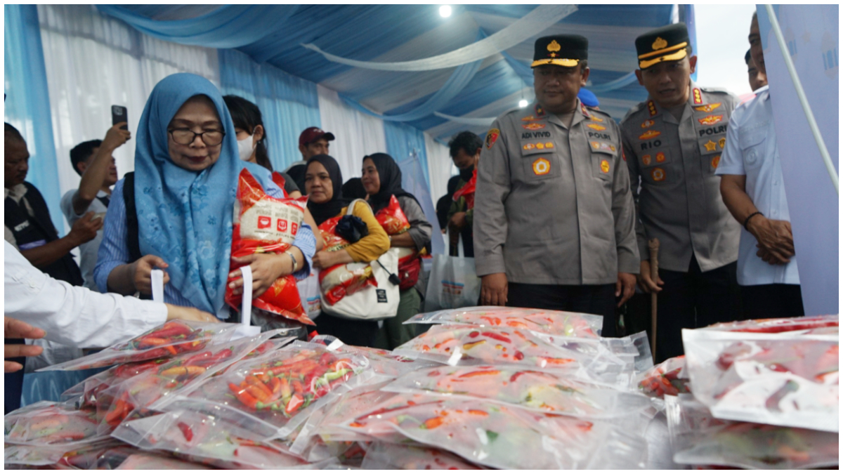 Warga mengantre membeli sembako di lokasi Gerakan Pangan Murah Polresta Bogor Kota di Alun Alun Kota Bogor, Rabu 11 Maret 2026. 
