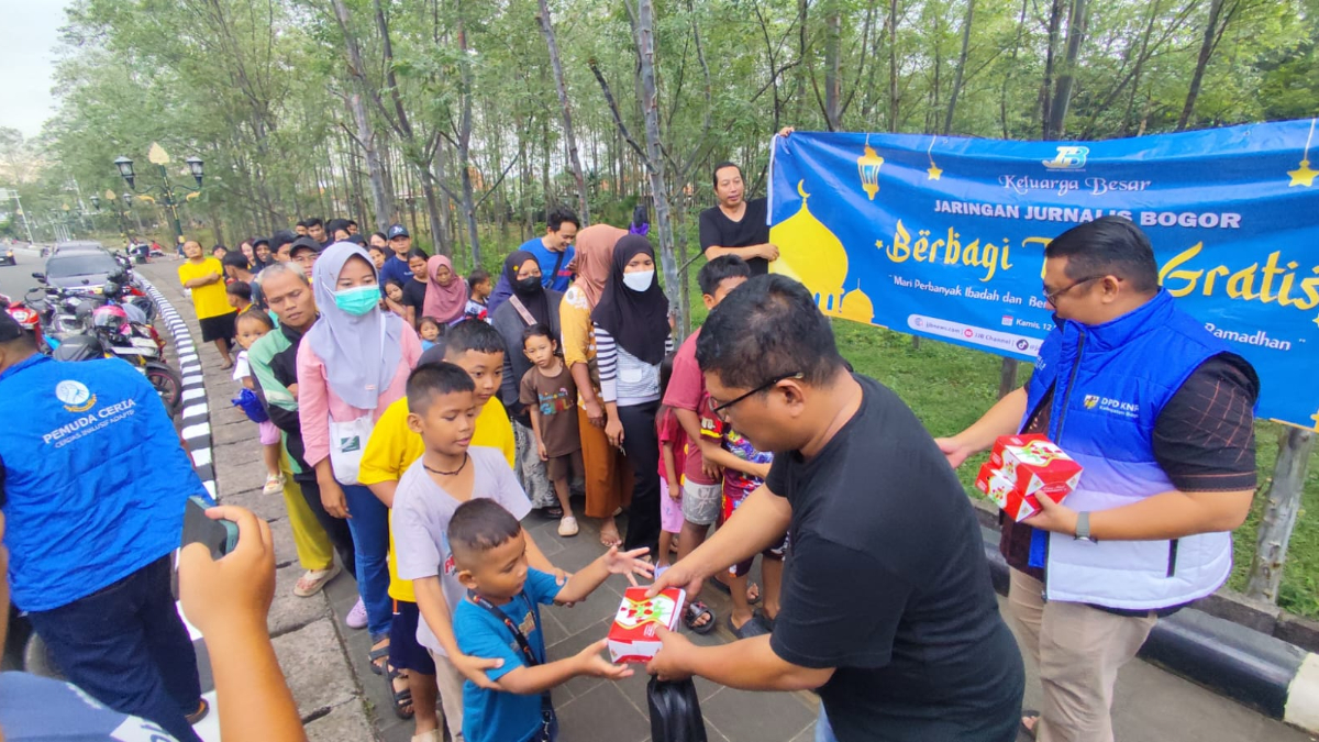 Jaringan Jurnalis Bogor (JJB) dan KNPI Kabupaten Bogor membagikan takjil.