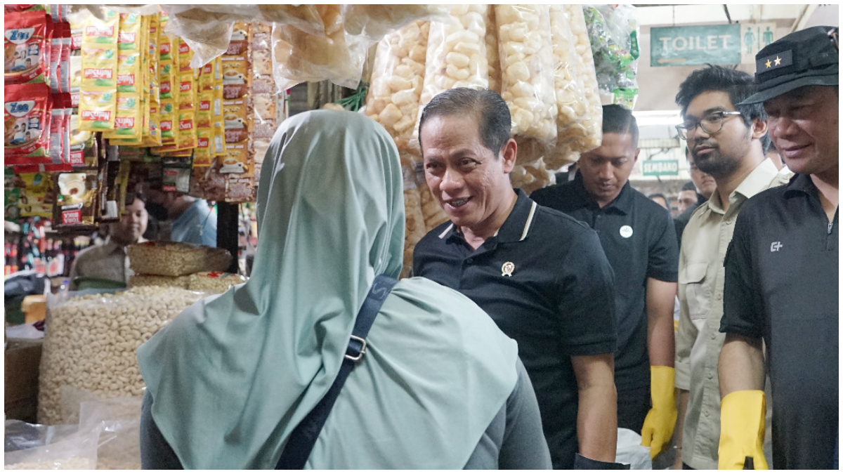 Menteri LH Hanif Faisol bersama Budi Santoso Menteri Perdagangan melakukan aksi bersih-bersih di Pasar Kramat Jati, Rabu 11 Maret 2026.