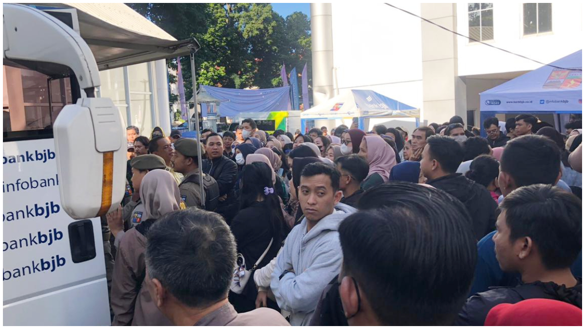 Antrean warga untuk melakukan penukaran uang baru di evet Balkot Ramadhan Fest.