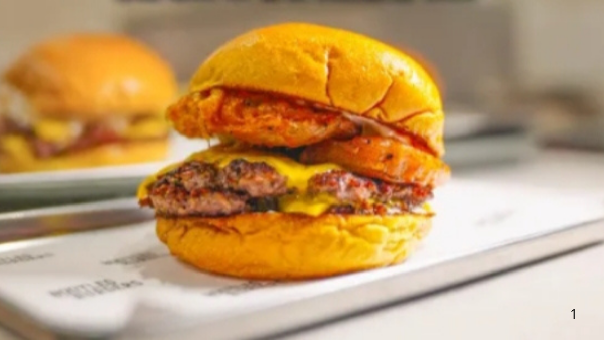 Smash Burger Juicy buatan Bootleg Burger tengah jadi sorotan.