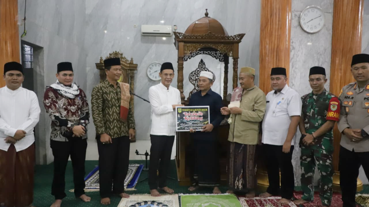 Wakil Bupati Bogor Ade Ruhandi saat memberikan simbolis banguan kepada DKM Masjid Jami Darussalam, Kecamatan Sukaraja, Kabupaten Bogor.