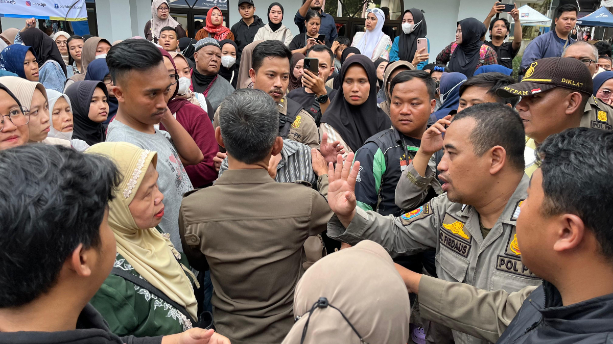 Suasana penukaran uang baru di Balai Kota Bogor dipadati warga.