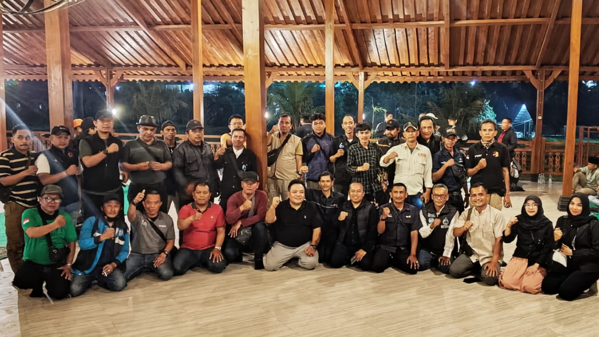 Para jurnalis di wilayah Bogor Barat buka puasa bersama PT Antam Tbk. UBPE Pongkor di Saung Bambu, Leuwisadeng, Jumat, 13 Maret 2026.