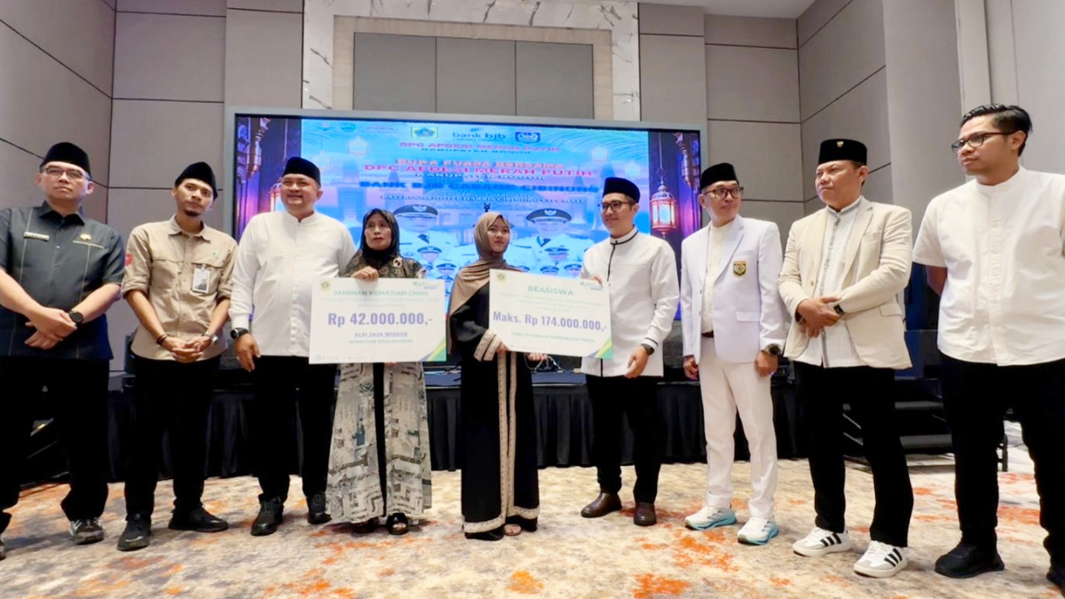 Bupati Bogor Rudy Susmanto menyerahkan secara simbolis jaminan kematian kepada keluarga penerima manfaat.